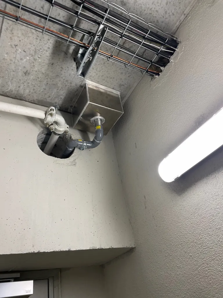 Canalisation d’eau sur Lyon à perrache, pose d’un bac réalisé sur mesure en aluminium - intervention d’un plombier à perrache pour canaliser une infiltration d’eau