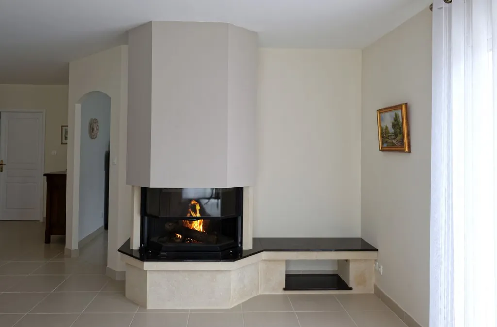 Cheminée classique pierre de Brétignac et granit marron Cohiba, foyer fermé SUPRA relevable sur la ville de Saint Médard