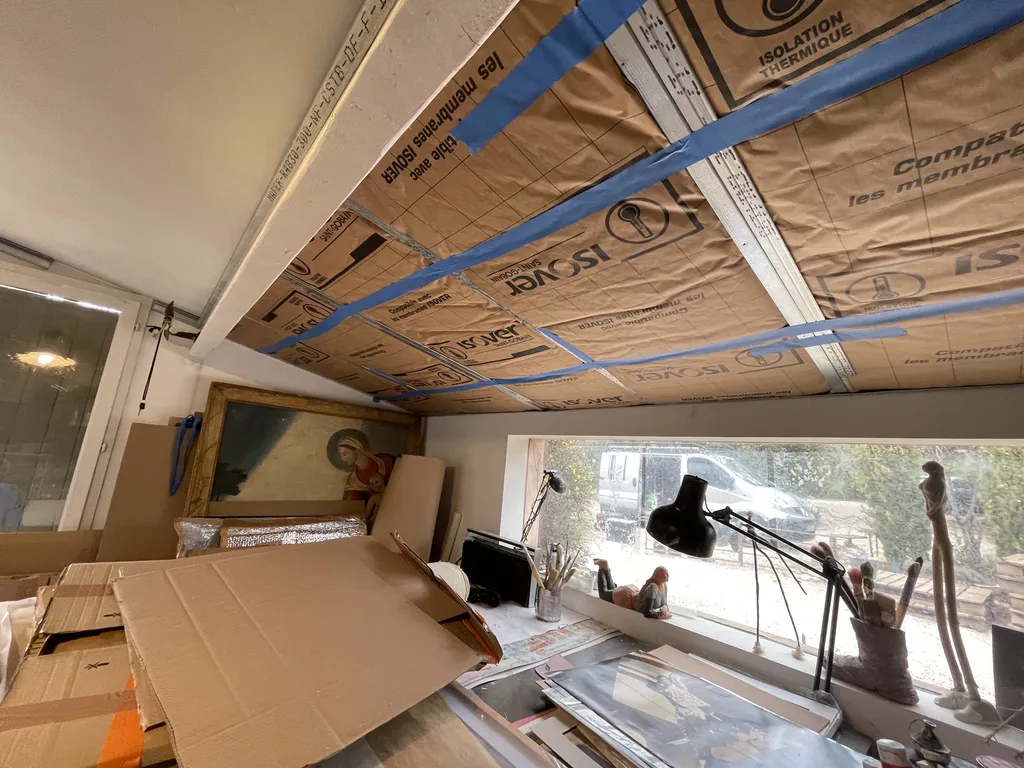 Isolation d’un plafond en sous rampant par laine de verre et habillage placo