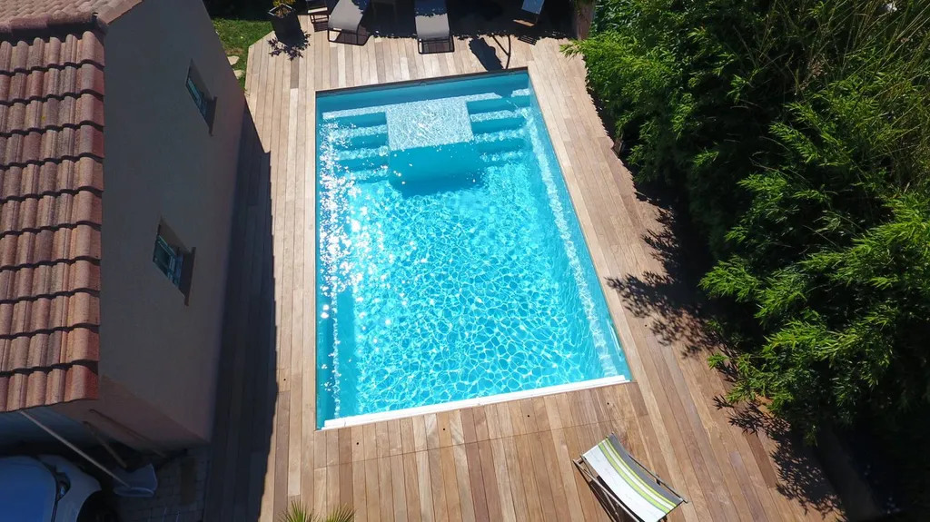 piscine sur terrasse vue du haut
