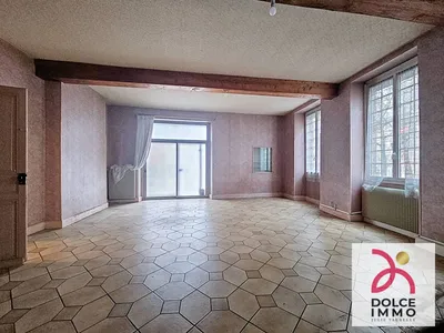 Pièce de vie aux volumes généreux dans cette maison ancienne à Saint-Médard-en-Jalles.