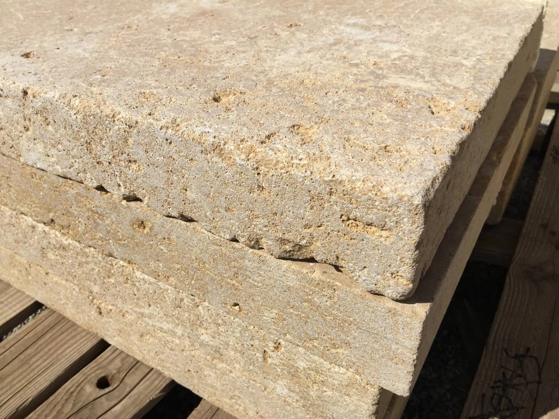 Le carrelage en pierre naturelle de Dordogne : avantages, inconvénients, prix de pose.