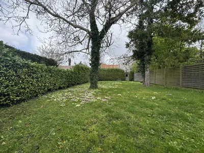 grand jardin pour jouer au football, golf, proche lycée international Helix Immobilier 