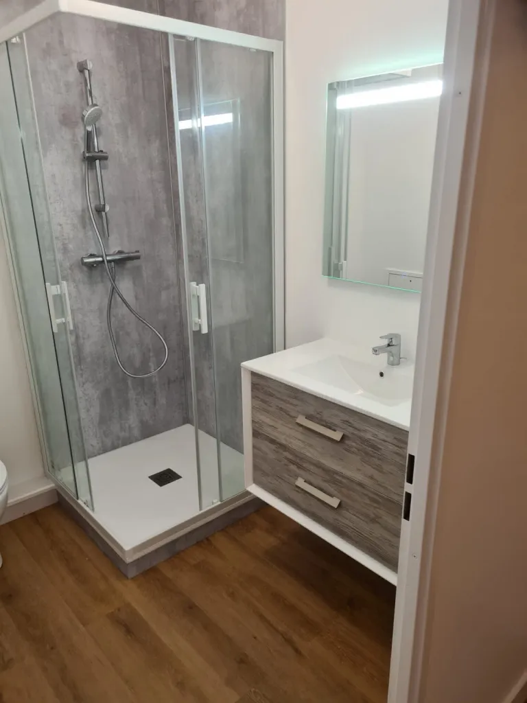 Rénovation d'une salle de bains suite à un dégât des eaux dans un appartement situé en centre ville du Havre 76