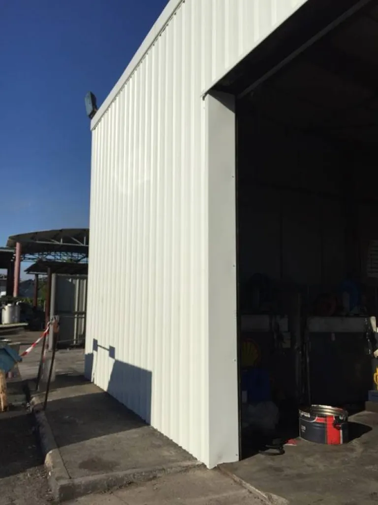 MISE EN PLACE DE TOLES DE BARDAGE SUR STRUCTURE METALLIQUE A MARTIGUES 13