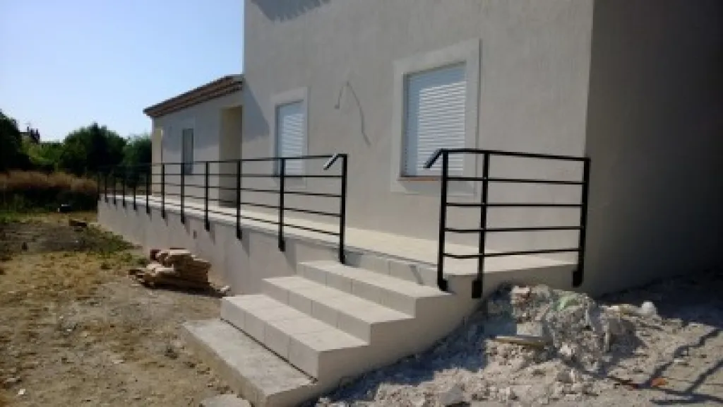 FABRICATION ET POSE GARDE CORPS DE SECURITE POUR TERRASSE AVEC PEINTURE THERMOLAQUEE DANS LE 13 MARTIGUES