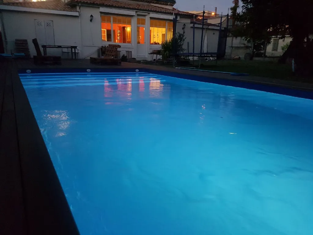 Vue d’une piscine extérieure — photo d’illustration