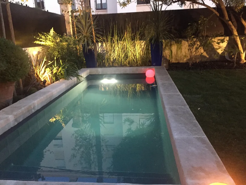 Aménagement d'éclairage autour d'une piscine dans le Vaucluse