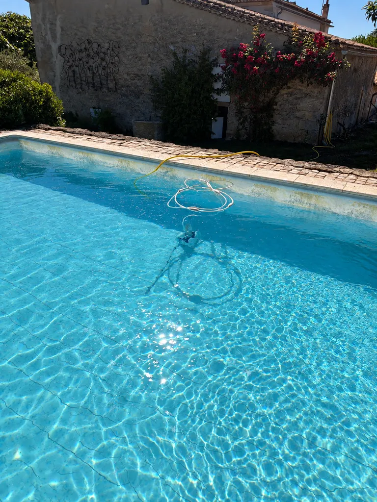 Pourquoi le liner de ma piscine se décolore-t-il au niveau de la ligne d’eau à Lège-Cap-Ferret ?