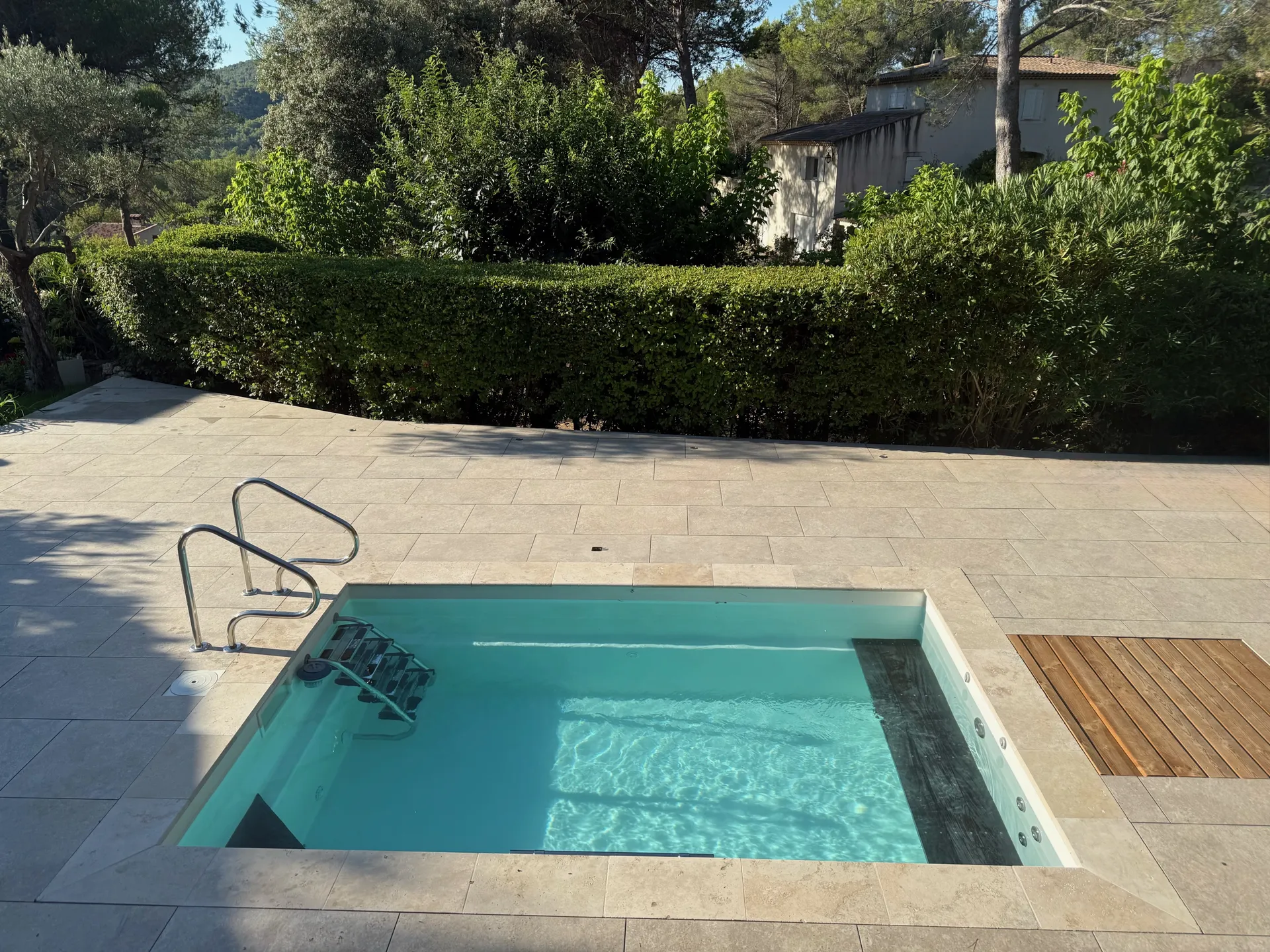 Installation piscine coque Nova R Millenium avec balnéo, nage à contre courant et rénovation complète à Ventabren