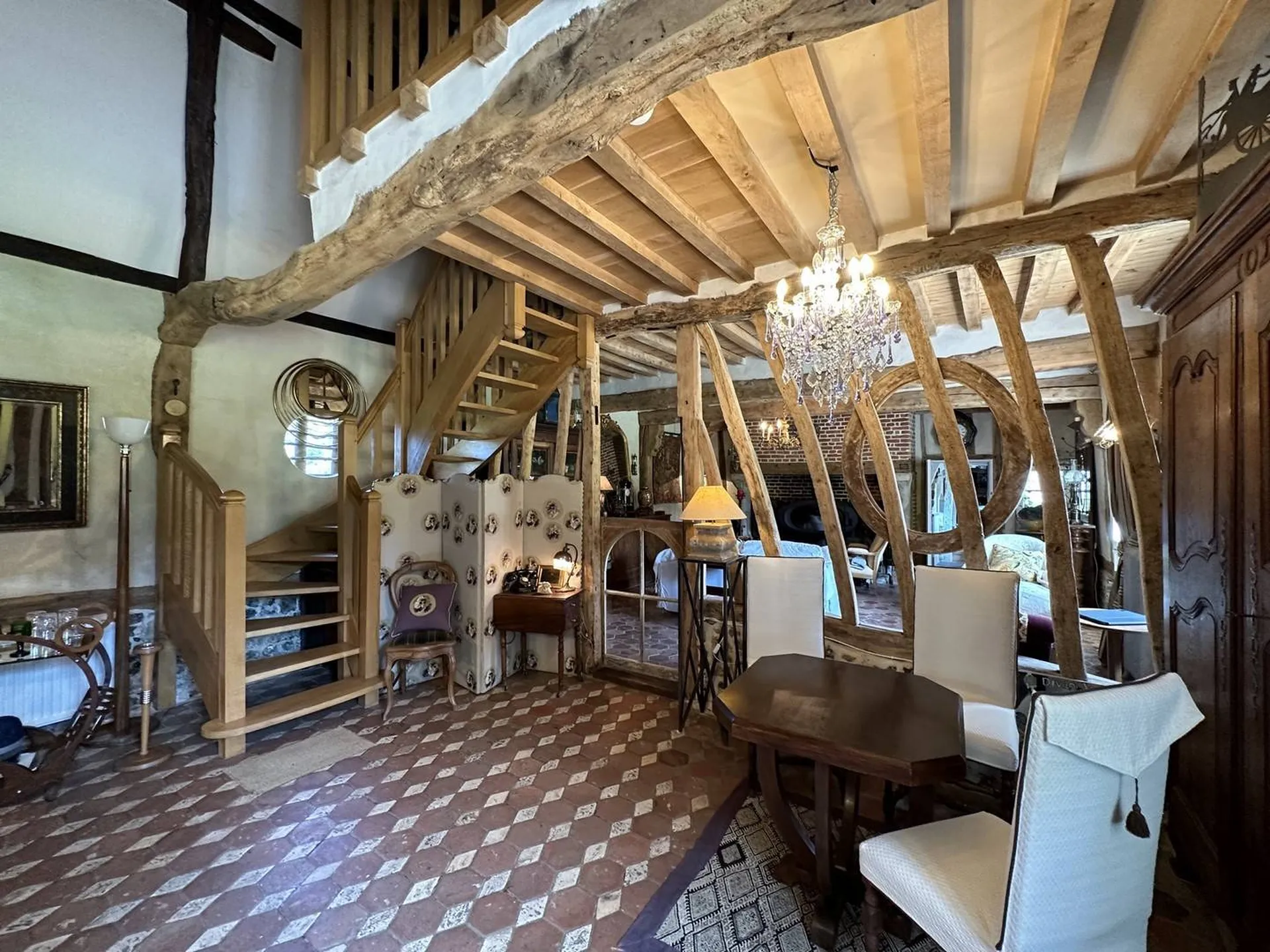 A vendre Chaumière proche de Veules les Roses, en Normandie, offrant 220m² habitable sur un vaste jardin.