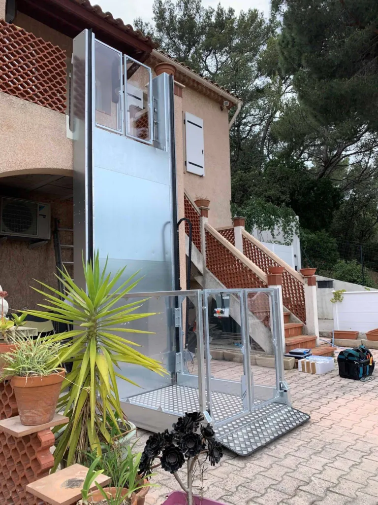 environnement préservé, accessibilité créée avec cette plateforme verticale installée en extérieur près de toulon
