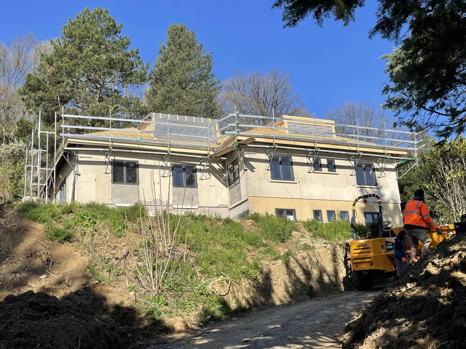 Travaux de rénovation de toiture à Saint-Didier-au-Mont-d’Or près d’Écully : dépose des tuiles et reprise de la charpente avant la pose de la nouvelle couverture et de l’isolation.