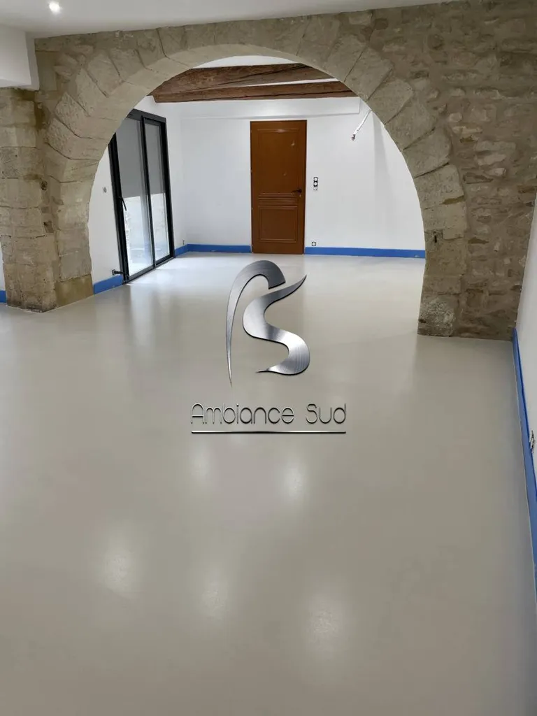 SOL EN BETON CIRE COULE DECORATIF A LA LONDE DANS LE VAR 83, REVETEMENT TENDANCE SUR CARRELAGE