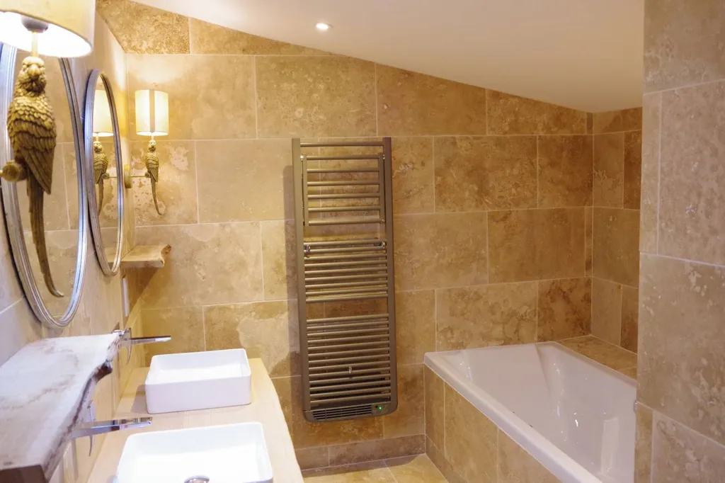 Poser du travertin mix dans une salle de bain en Gironde