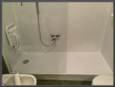 Remplacement baignoire par douche senior sécurisée