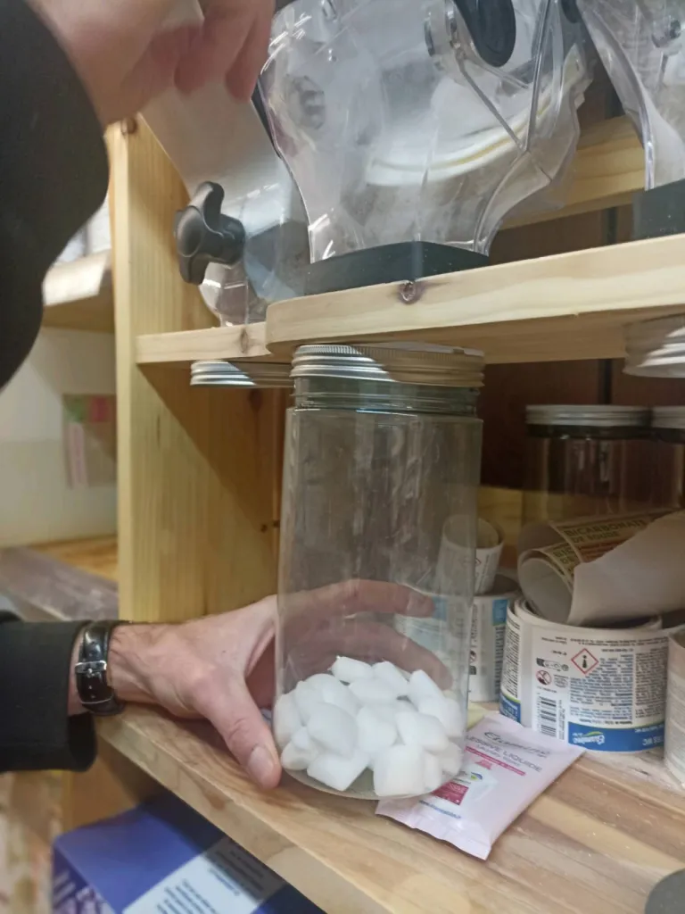 Les produits de nettoyage solide et en poudre indispensables pour un entretien écologique et sans déchet sont au rayon vrac du magasin SAVEUR NATURE à Belleville en Beaujolais.