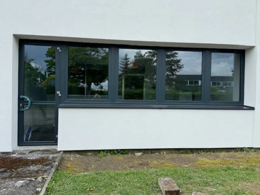 Pose de menuiseries aluminium avec stores toile intérieurs + porte d'accès dans un bâtiment industriel à Vaulx-en-Velin près de Lyon