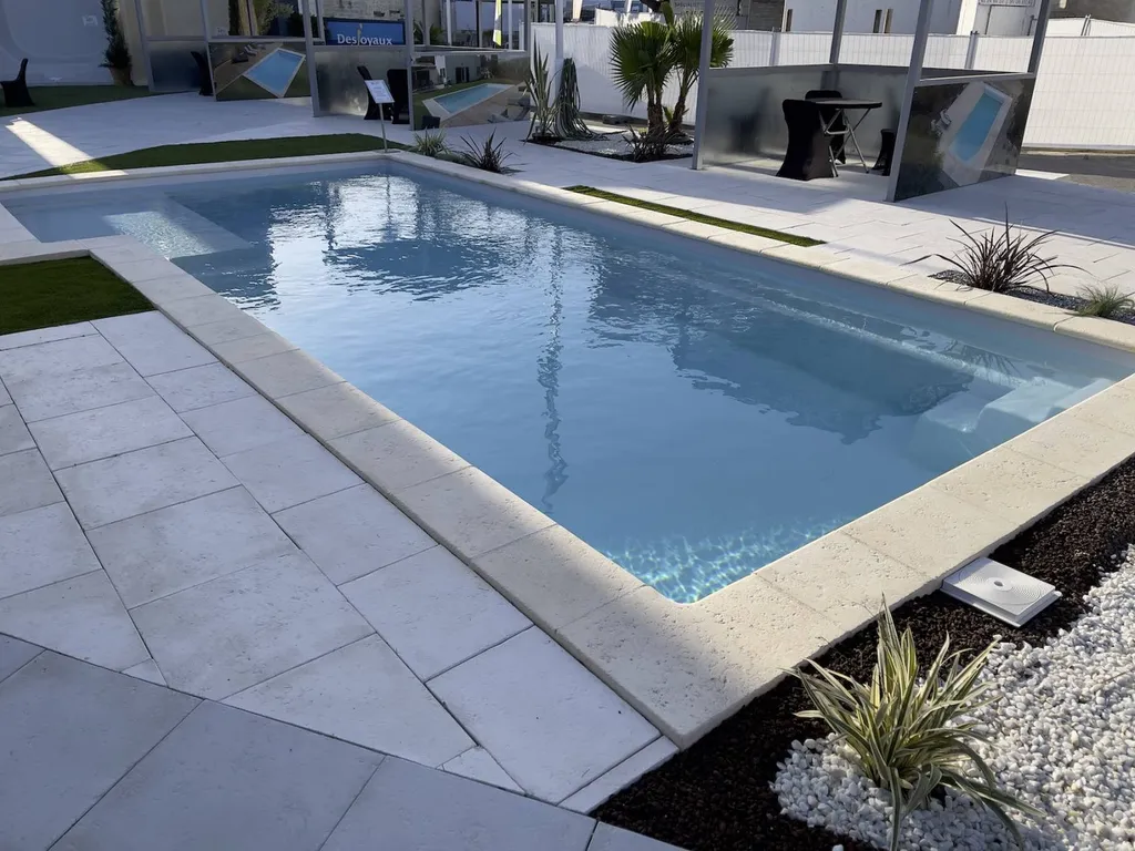 Piscine pour grand jardin pour les petits et les grands 