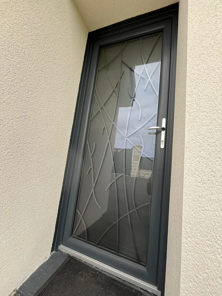 Entreprise spécialiste dans la pose de porte d'entrée à GONFREVILLE L'ORCHER : Le modèle calligraphie, une porte d'entrée gamme hybride, très lumineuse avec vitrage sécuritaire