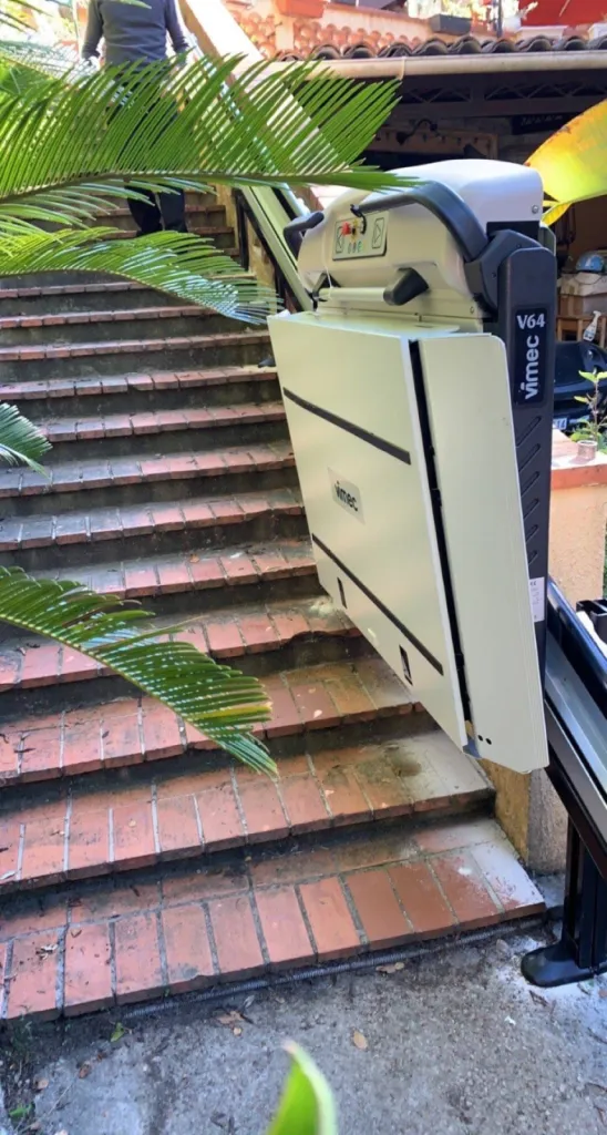 Installation d’une plateforme oblique VIMEC V64 sur un escalier droit : accessibilité et intégration parfaite dans un environnement paysager