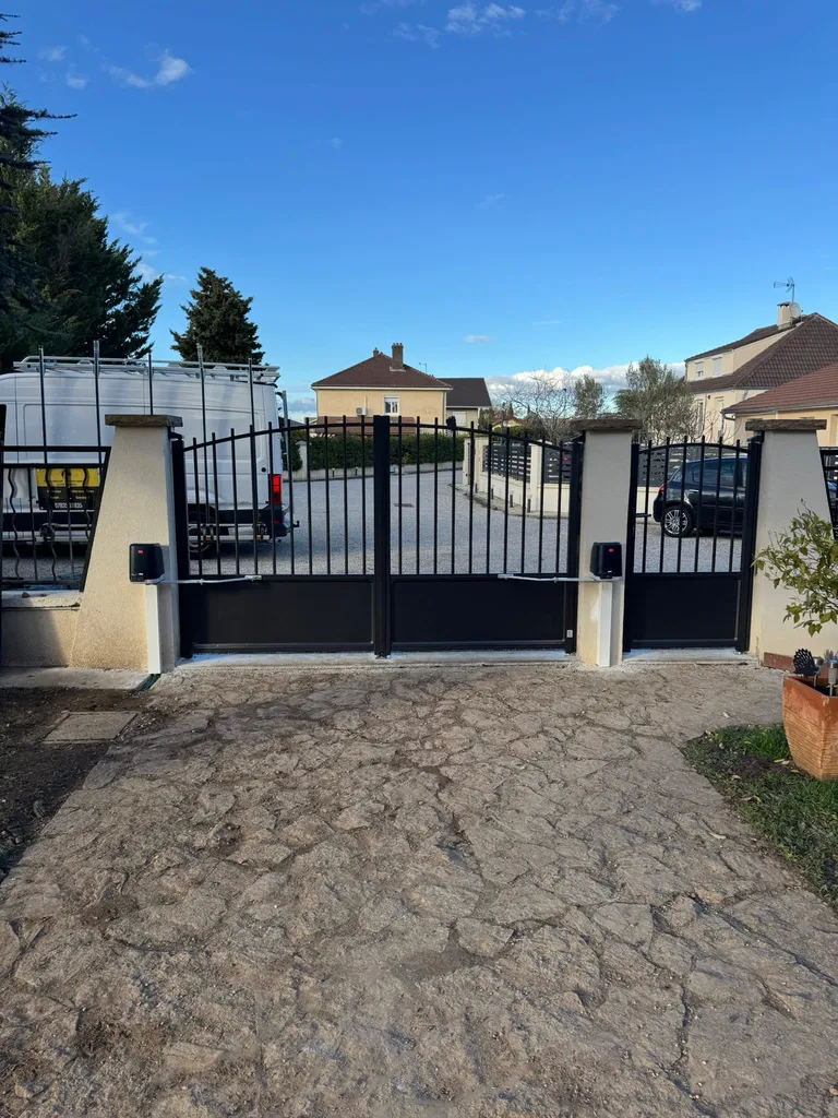 Pose d’un portail battant et électrique en aluminium noir SIB gamme tradition avec motorisation BFT et un portillon assorti à Villeurbanne