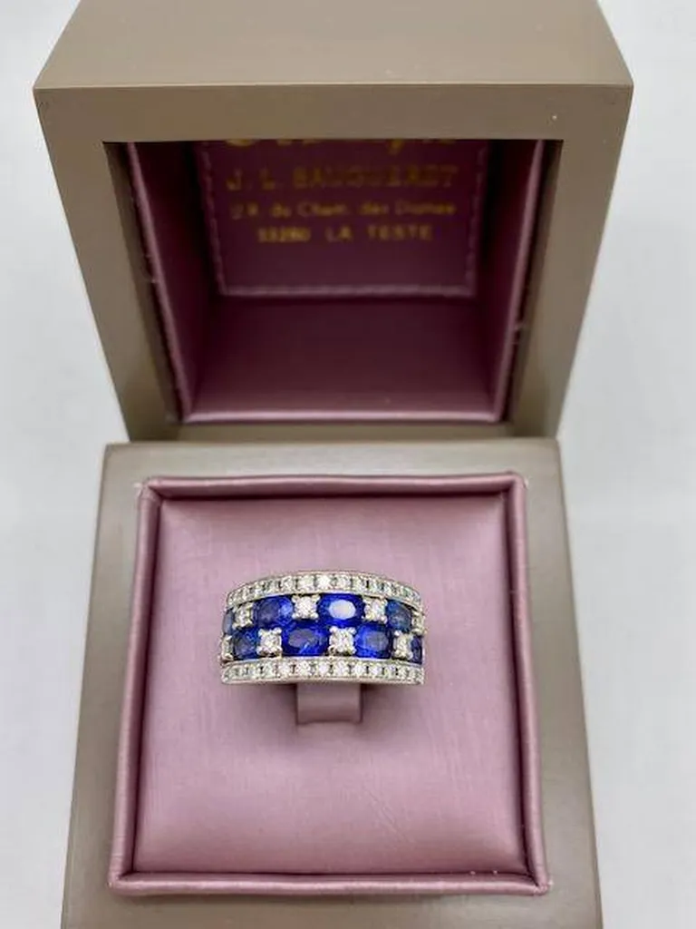 Bague large en or blanc 750/1000ème damier de saphirs bleus et diamants dépôt vente à La Teste chez Or Ligne sur le Bassin d'Arcachon