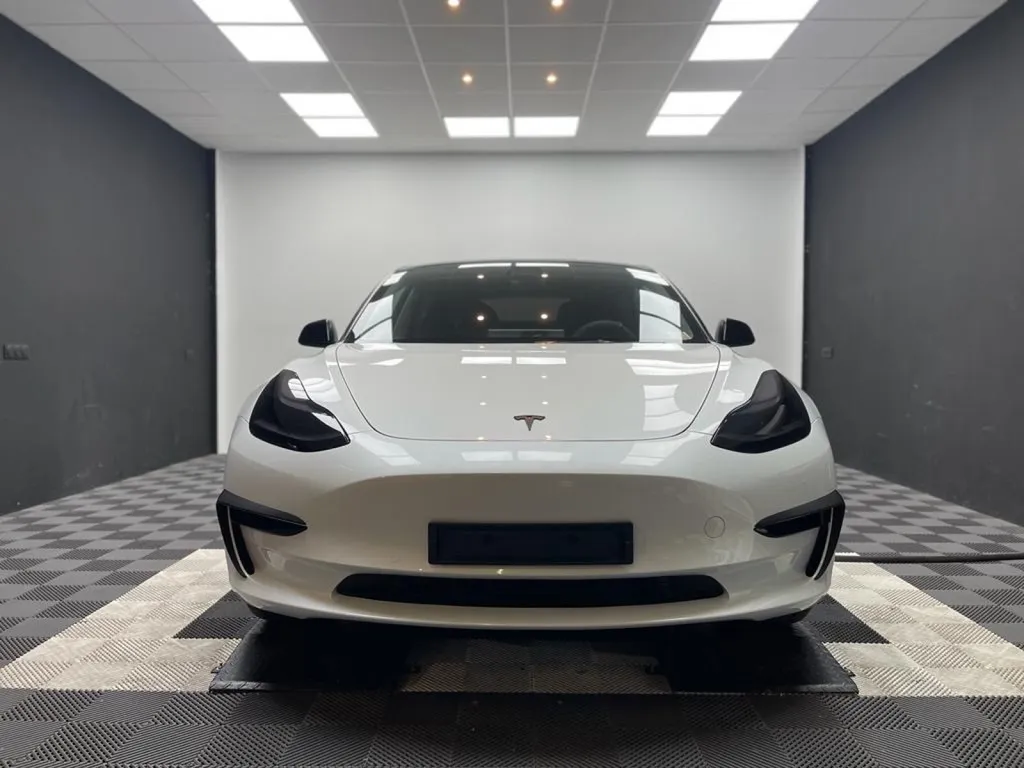 TRAITEMENT CÉRAMIQUE CARROSSERIE TESLA MODEL 3 À CARNOUX EN PROVENCE PROCHE DE MARSEILLE