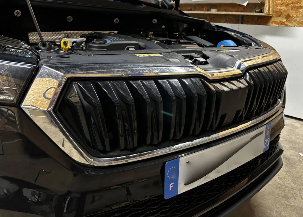 Calandre Skoda Karoq avant déchromage à Brignoles dans le 83