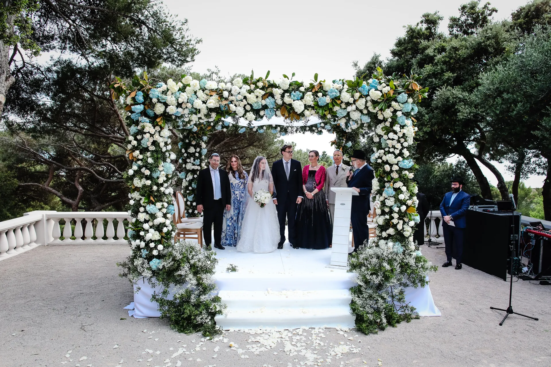 mariage sur la plage en corse avec houppa
