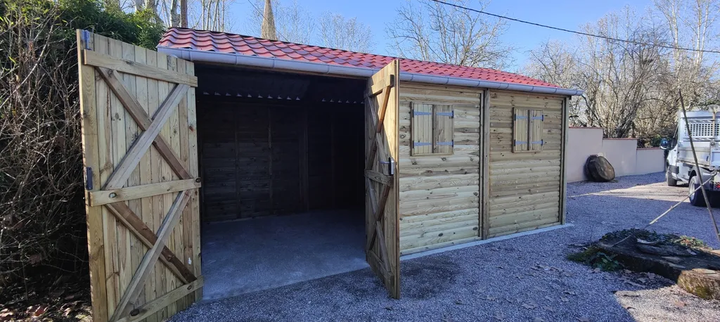 Fourniture et pose d’abri bois résineux traité classe 4 avec toiture acier à Bioule Tarn-et-Garonne