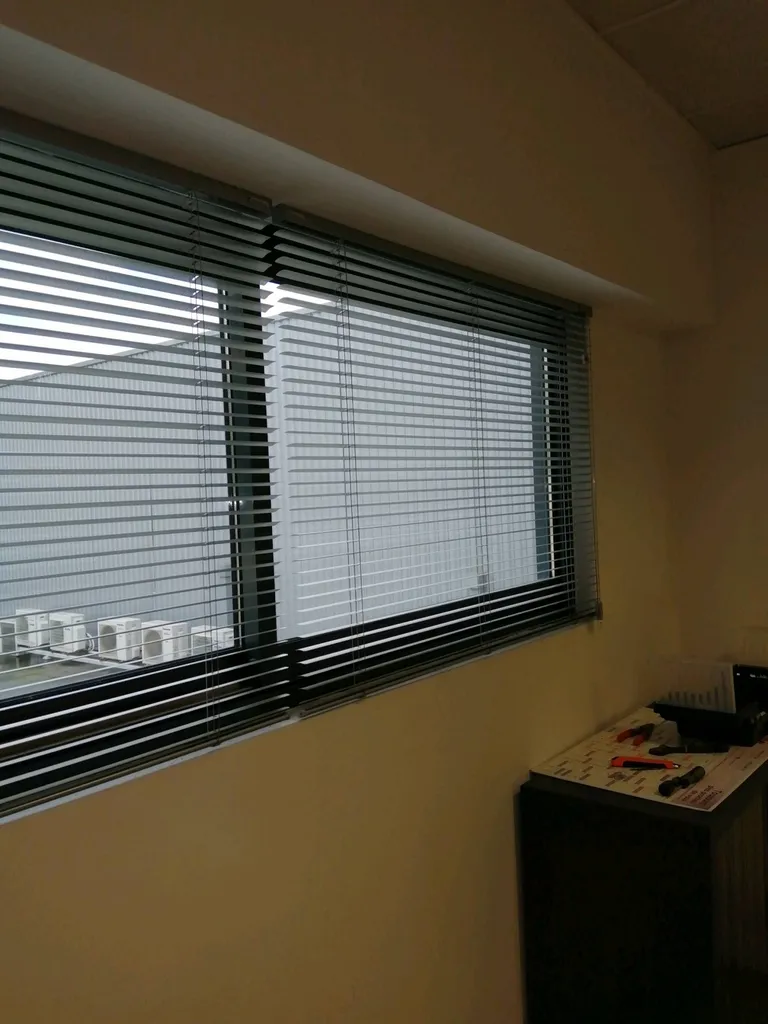 Pose de store vénitiens lamelles aluminium pour fenêtres bureaux société à Aubagne. 13.