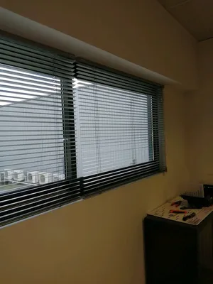 Pose de store vénitiens lamelles aluminium pour fenêtres bureaux société à Aubagne. 13.