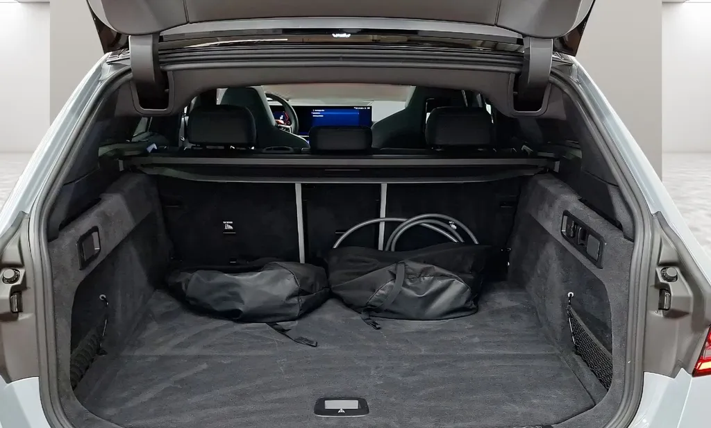 BMW M5 Touring coffre break hybride rechargeable grand volume bagages