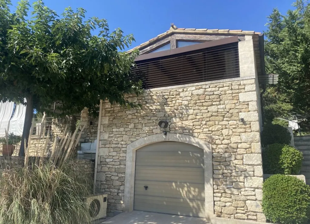 Installation d'un brise-soleil orientable (BSO) en aluminium à Goult dans le 84