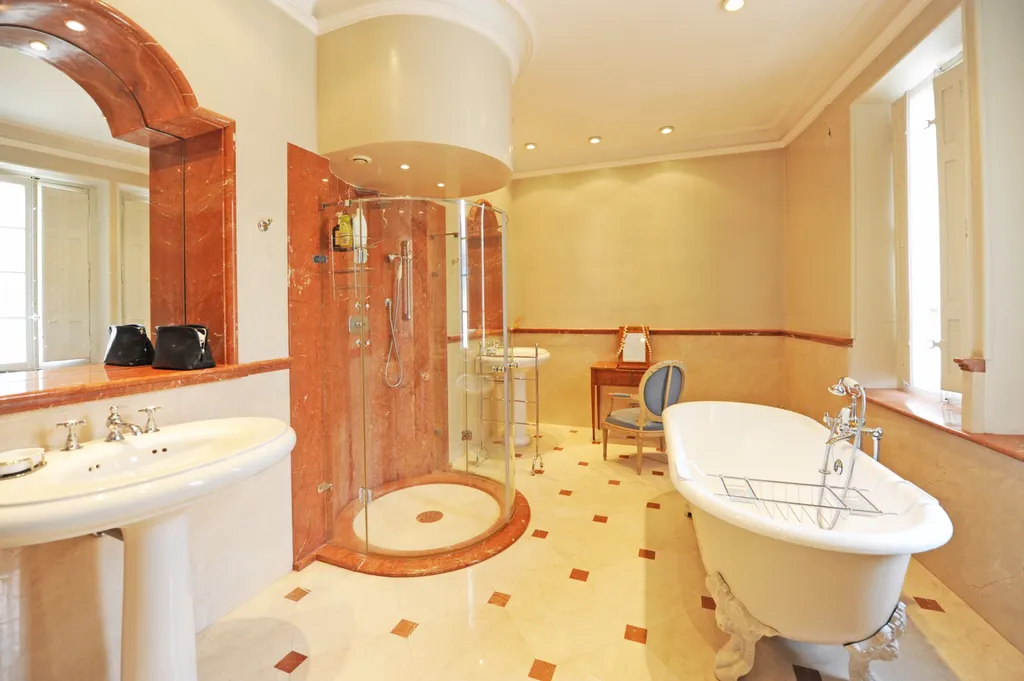 AVIGNON INTRA MUROS, rare demeure bourgeoise XIXème à la vente    