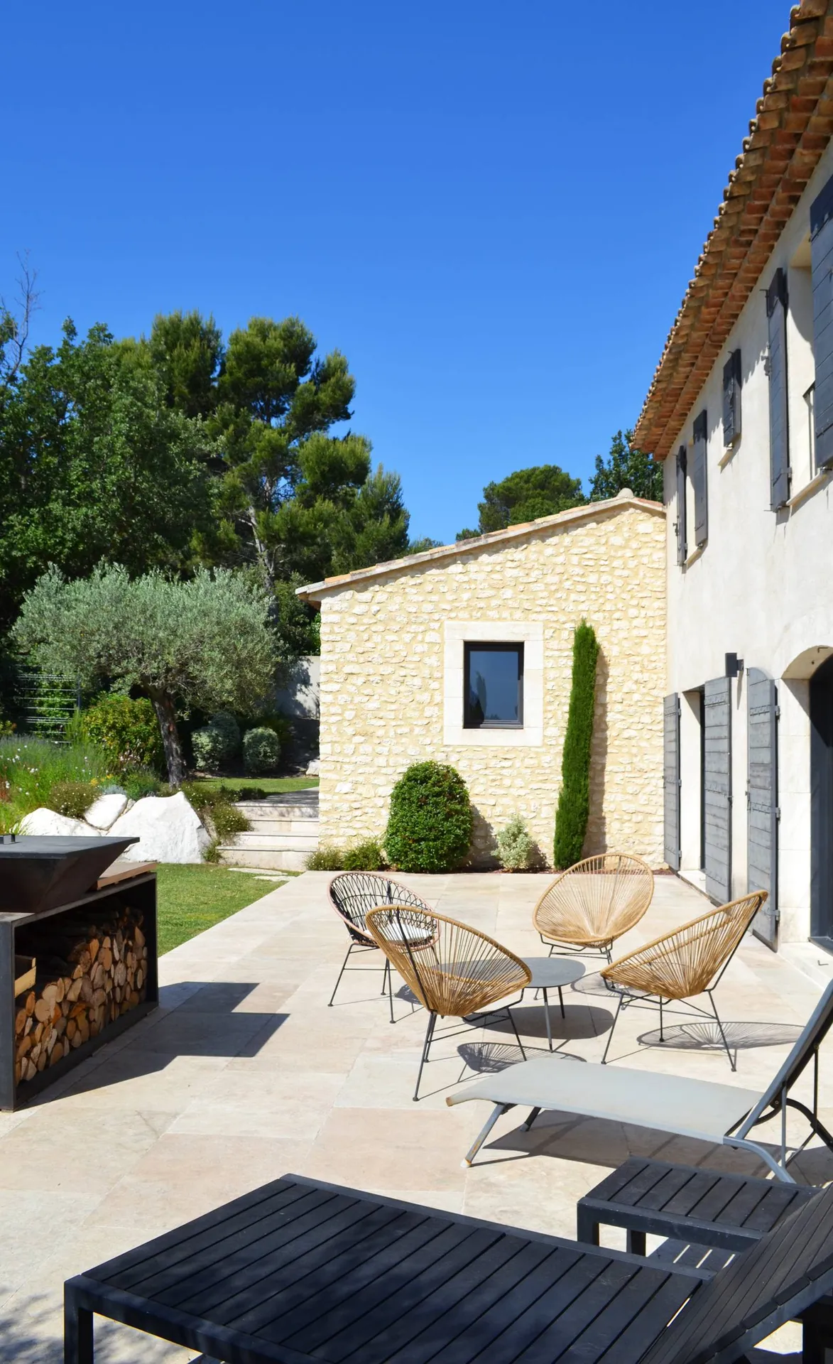 Mas avec parement en pierre taillée 