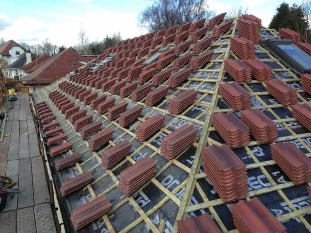 Réparation d'une fuite d'eau sur un toit de maison en pente à Rezé Loire Atlantique 
