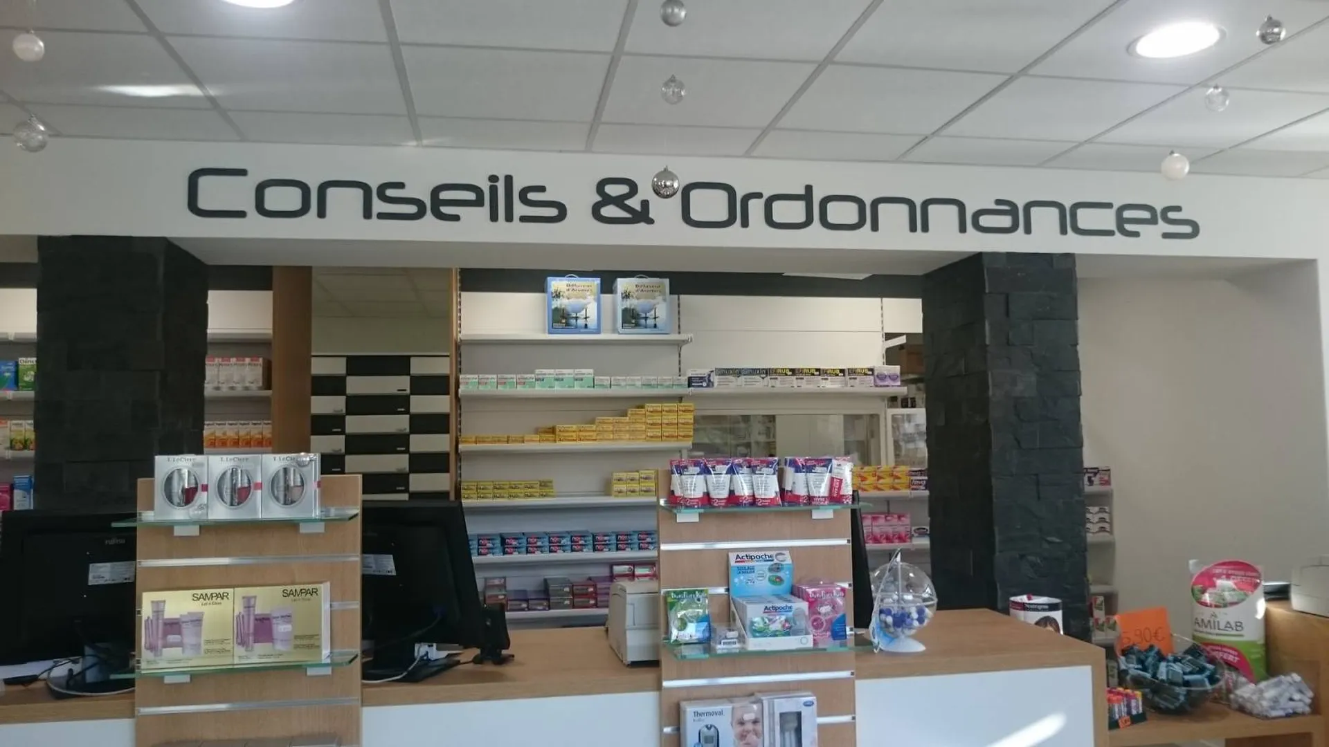 signalétique intérieure et croix de pharmacie nimes