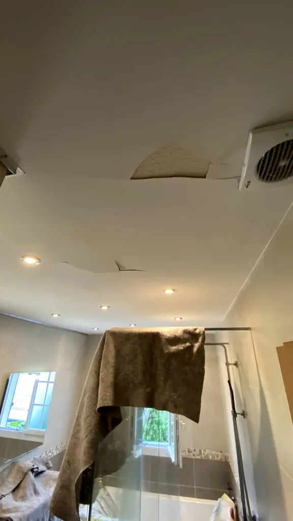 Comment réparer un plafond écaillé ? Grâce au plafond tendu BARRISOL - Chantier sur Lacroix-Falgarde