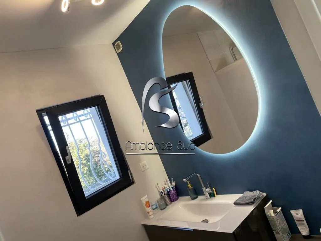 Béton ciré pour salle d’eau blanche et bleue à Six-Fours