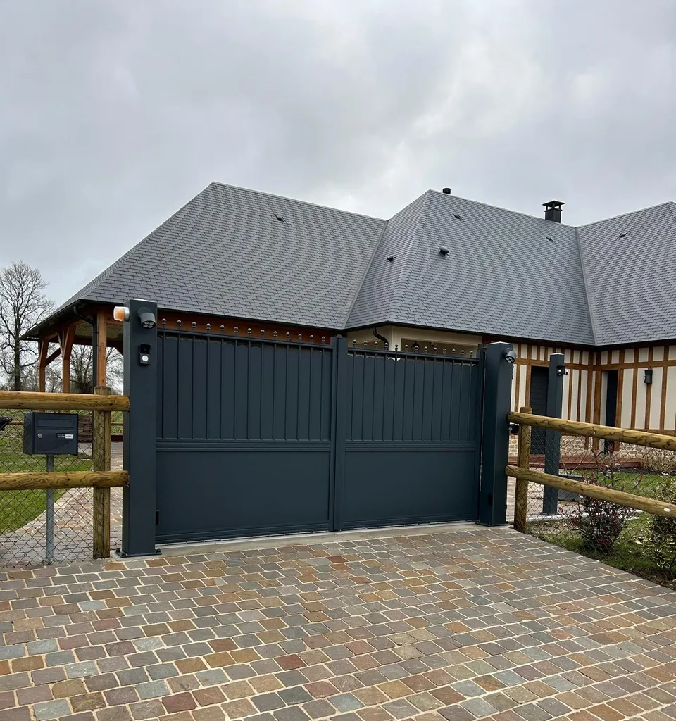 Installation de Portail coulissant autoportant motorisé, Clôtures de jardin et Aménagements d'entrées à Pont l'Évêque dans le Calvados 14 et ses communes limitrophes de Normandie