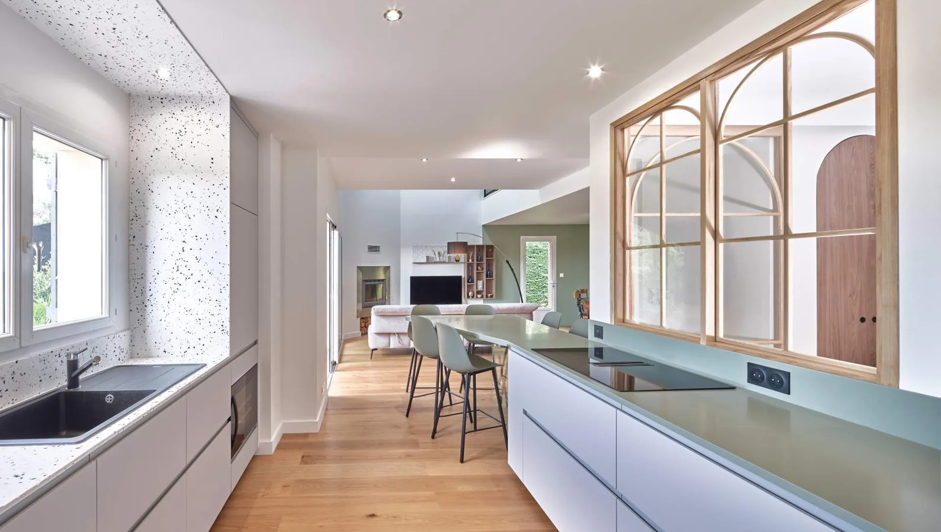 Architecte d’intérieur à L'Union pour la rénovation de villas avec matériaux biosourcés et mobilier design en plastique upcyclé
