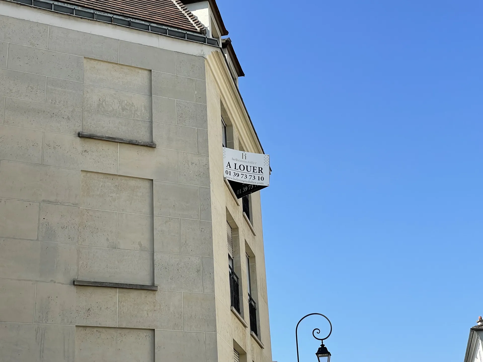 Vivre à Saint Germain en Laye place du marché en une minute depuis ce grand et beau studio dans une résidence avec gardien et ascenseur