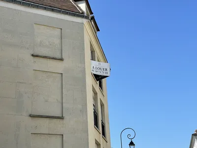 Vivre à Saint Germain en Laye place du marché en une minute depuis ce grand et beau studio dans une résidence avec gardien et ascenseur