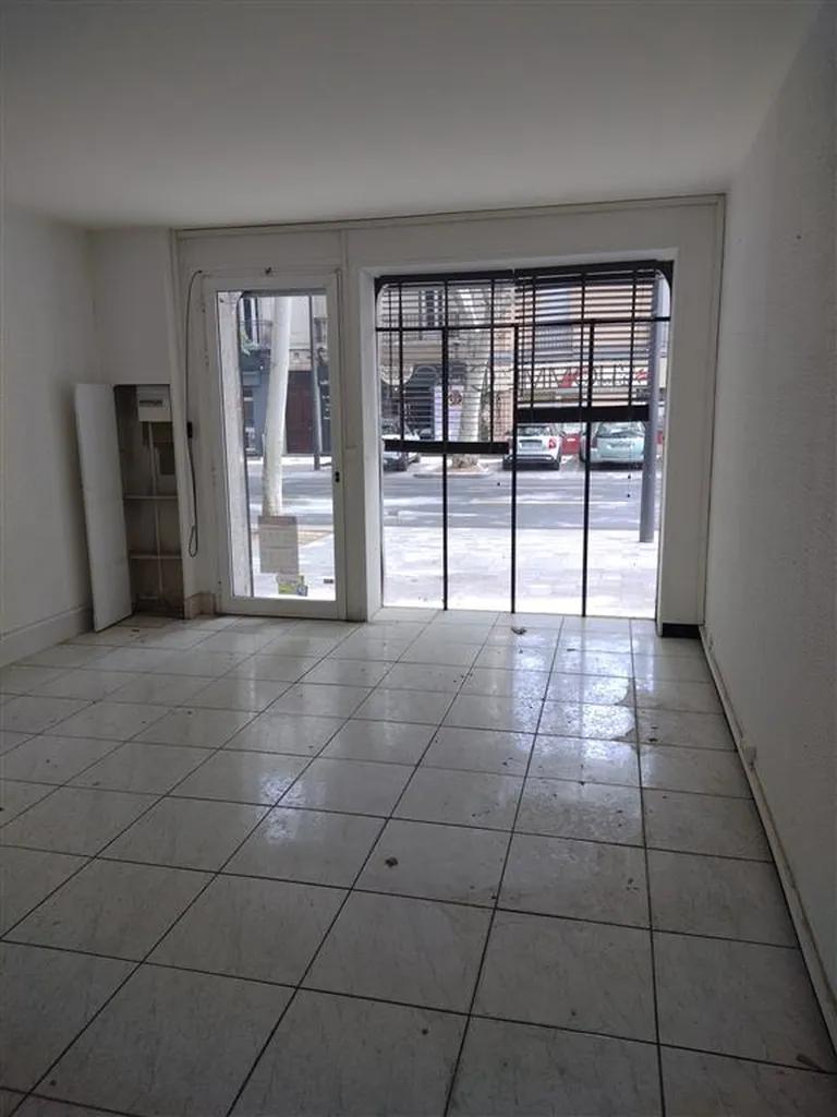 Opportunité de location pour un local commercial à Perpignan dans les Pyrénées-Orientales avec vitrine et réserve idéal pour une activité de bureaux, showroom ou agence boulevard Clemenceau.