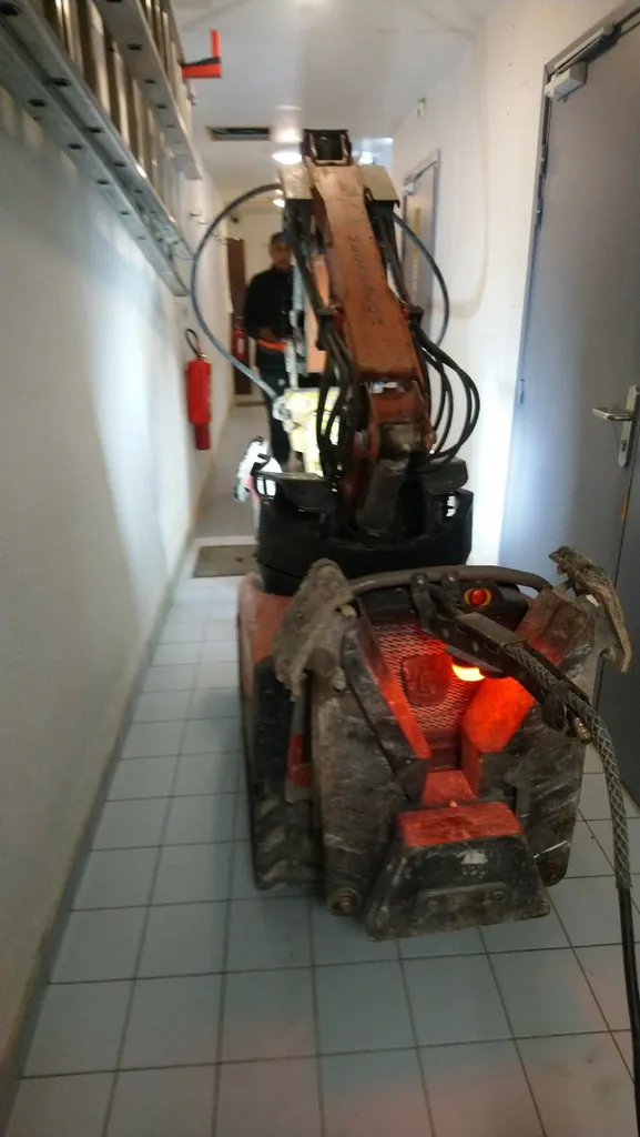 Démolition d'un escalier et d'une salle en sous sol avec acces difficile avec un roboto Brokk à Vichy
