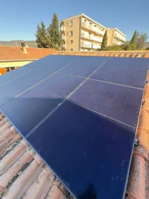 Panneau solaire photovoltaïque installé à Draguignan