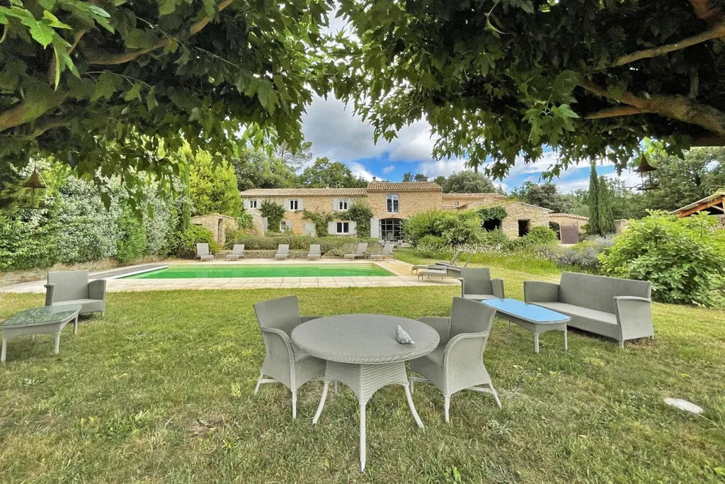 house with pool and garden in provence