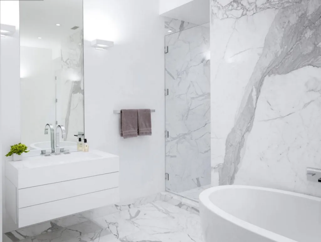 Salle de bains en marbre blanc Statuaire